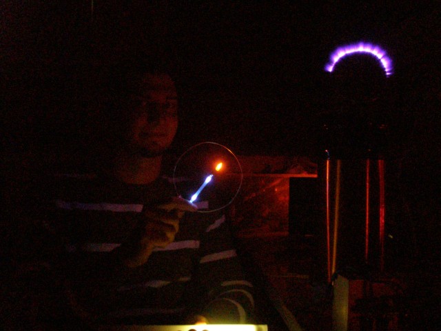 Datei:MIDI Tesla playing in darkness.JPG